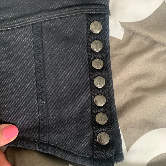 Unique Lululemon Crops - Picture 4 of 4